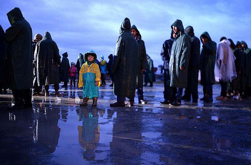 Hunderte Flüchtlinge aus dem Lager in Idomeni durchqueren einen reißenden Fluss auf griechischer Seite, um illegal nach Mazedonien zu gelangen.