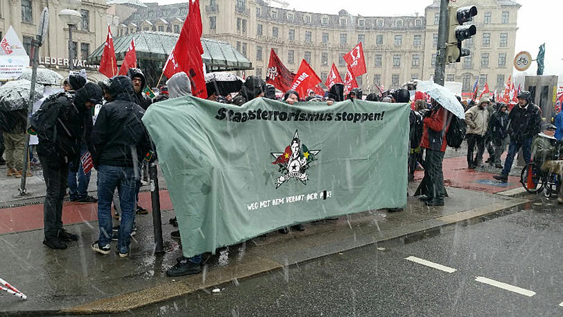 Nach der Auftaktkundgebung auf dem Karlsplatz ging es im Demonstrationszug durch München.