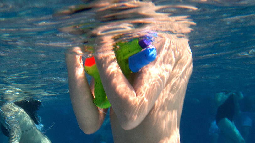 Ein Junge hält eine Wasserpistole. (Symbolbild)