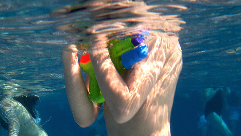 Ein Junge hält eine Wasserpistole. (Symbolbild) Ein Junge hält eine Wasserpistole. (Symbolbild)