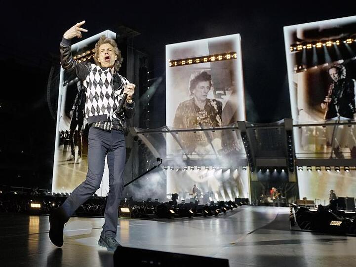Beim Tourauftakt in Chicago tänzelte Mick Jagger wie eh und je über die Bühne.