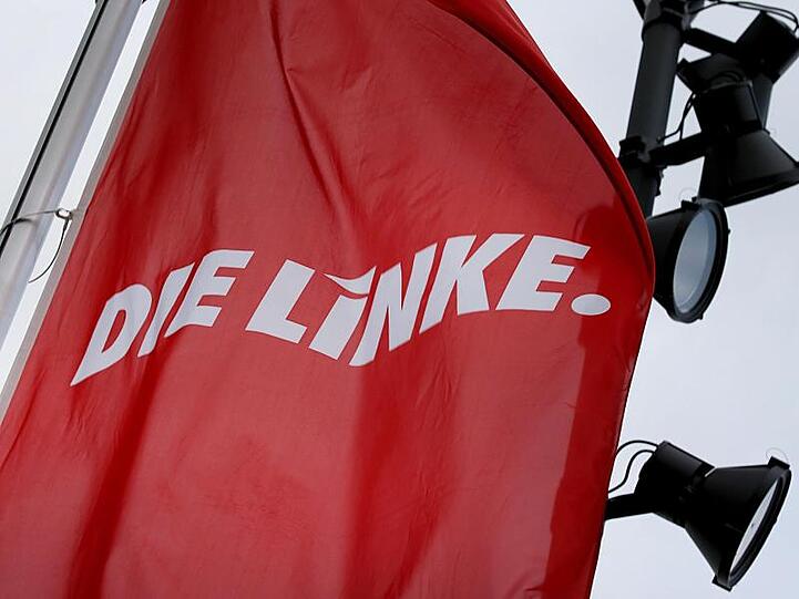 Eine Fahne der Linkspartei auf dem World Conference Center in Bonn.
