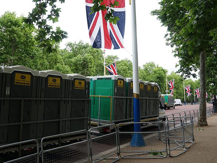 Auf der "Mall" vor dem Buckingham-Palast werden mobile Toiletten aufgebaut. Zum Thronjubiläum der Queen werden in London Hunderttausende Besucher erwartet.