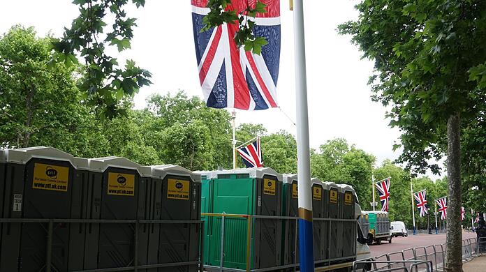 Auf der "Mall" vor dem Buckingham-Palast werden mobile Toiletten aufgebaut. Zum Thronjubil&auml;um der Queen werden in London Hunderttausende Besucher erwartet.
