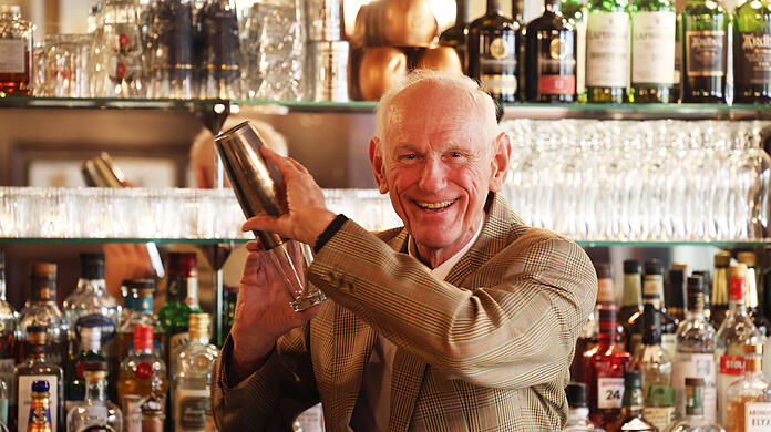 Bill Deck hat Generationen von Barkeepern geschult. Auch heute noch steht er regelmäßig im Pusser's und unterhält sich mit seinen Gästen. Er kennt die Münchner mindestens so gut wie seine Cocktails.