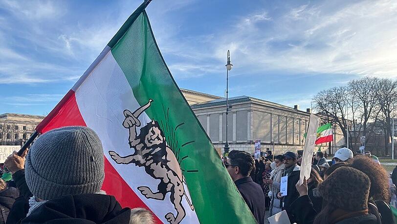Etwa 200 Exil-Iraner und Unterst&uuml;tzer demonstrierten am Mittwoch am K&ouml;nigsplatz in M&uuml;nchen. Auch viele alte iranische Flaggen  waren zu sehen.