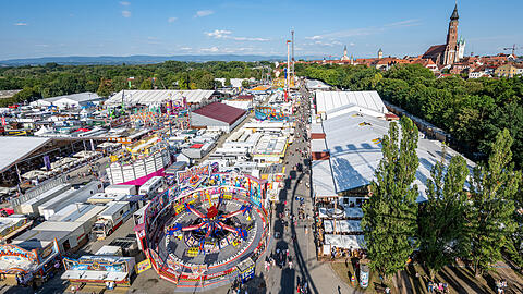 Blick &uuml;ber das G&auml;ubodenvolksfest in Straubing: Trotz Pannen bei Alpen Coaster und XXL-Racer l&auml;uft der Betrieb auf Bayerns zweitgr&ouml;&szlig;tem Volksfest weiter auf Hochtouren.