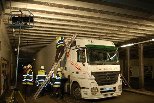 Die Feuerwehr musste ran: Dieser Lkw blieb in der Unterführung am Großmarkt in München stecken