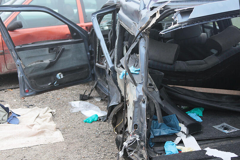Unfall mit verheerenden Folgen: Aus unbekannter Ursache hat ein Lastwagenfahrer bei Edling ein Auto übersehen. Er rammte das Fahrzeug, zwei Menschen starben, zwei wurden verletzt.