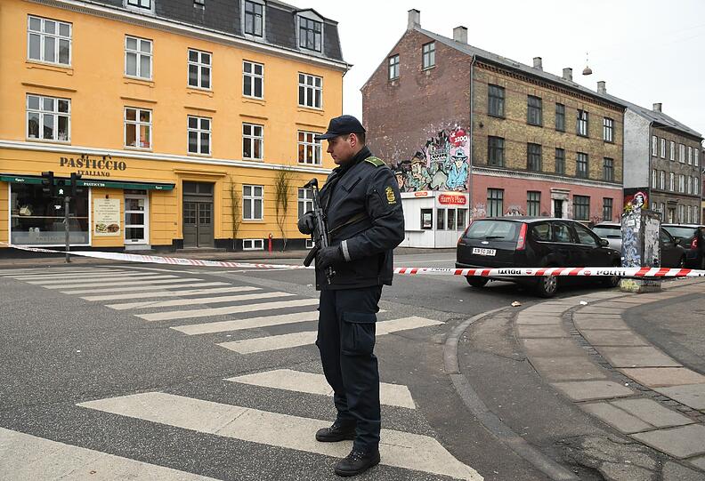 Nachdem die dänische Polizei den mutmaßlichen Attentäter erschossen hat. sichern die Beamten Spuren in der Nähe des Bahnhofs Norrebro.