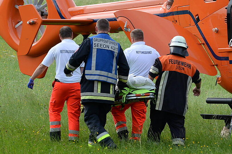 Eine 14 jährige wurde beim überqueren der Straße zum Bushäuschen von einem PKW erfasst und schwer Verletzt. Bilder der Unfallstelle.