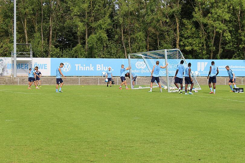 Schrecksekunde für Degenek beim Training am Freitag. Hier die Bilder vom Vormittagstraining.