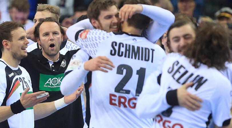 Ausgelassen feiern die deutschen Handballer am Sonntagabend ihren EM-Titel in Krakau. Die Bilder.