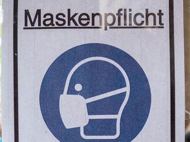 Ein Plakat mit der Aufschrift "Maskenpflicht". Foto: Kay Nietfeld/dpa/Archivbild