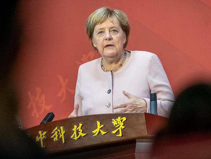 Bundeskanzlerin Angela Merkel spricht an der Huazhong Universität in Wuhan vor Studierenden.