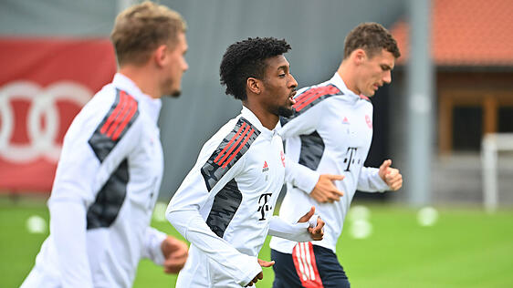 Im Abschlusstraining des FC Bayern dabei; Kingsley Coman (mi.).