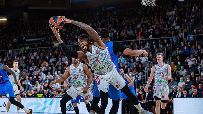 Voller Einsatz beim Matchwinner der Bayern Basketballer in Barcelona: Deshaun Thomas (l.).