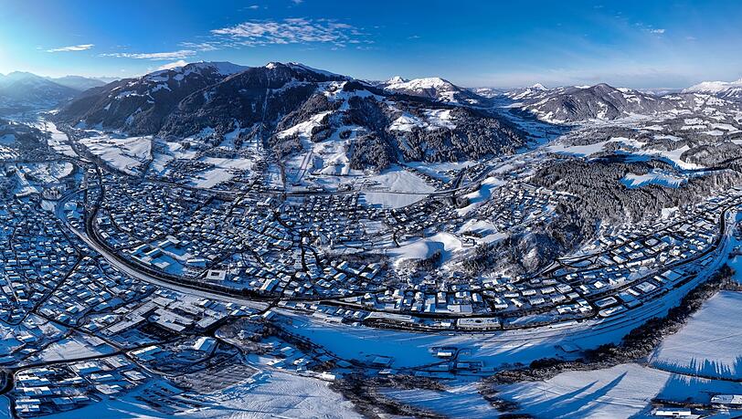 Blick über den Wintersportort Kitzbühel.