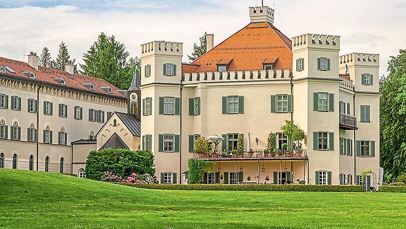Das Schloss Possenhofen – es ist in Privatbesitz und kann nur von außen betrachtet werden. Das Schloss Possenhofen – es ist in Privatbesitz und kann nur von außen betrachtet werden.