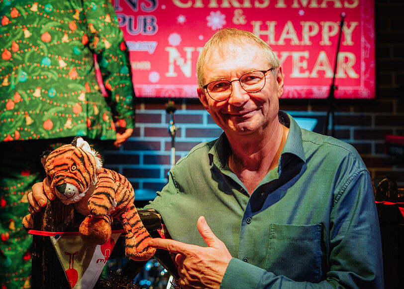 Dr. Armin Grübel weiß: Eine Kinderklinik darf nicht weiß und steril ausschauen. Doch Farbe und nettere Einrichtung würden die Krankenkassen nicht zahlen. Er hat deshalb eine Stiftung mitgegründet. Dr. Armin Grübel weiß: Eine Kinderklinik darf nicht weiß und steril ausschauen. Doch Farbe und nettere Einrichtung würden die Krankenkassen nicht zahlen. Er hat deshalb eine Stiftung mitgegründet.