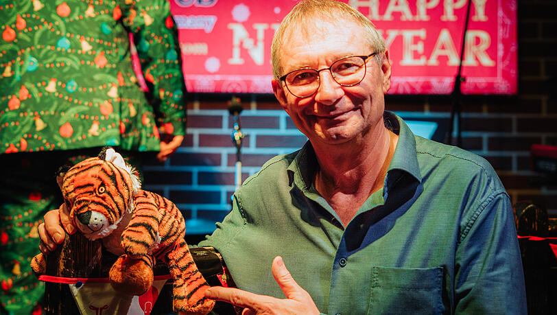 Dr. Armin Grübel weiß: Eine Kinderklinik darf nicht weiß und steril ausschauen. Doch Farbe und nettere Einrichtung würden die Krankenkassen nicht zahlen. Er hat deshalb eine Stiftung mitgegründet. Dr. Armin Grübel weiß: Eine Kinderklinik darf nicht weiß und steril ausschauen. Doch Farbe und nettere Einrichtung würden die Krankenkassen nicht zahlen. Er hat deshalb eine Stiftung mitgegründet.