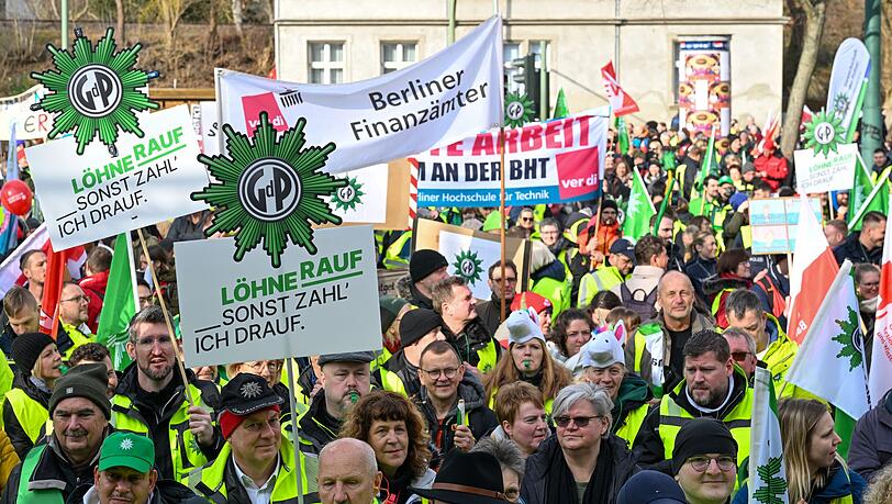 Begleitet wurde der Verhandlungsauftakt von erneuten Demonstrationen.