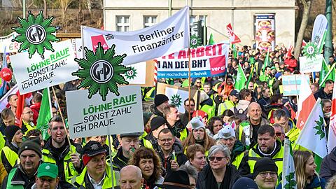 Begleitet wurde der Verhandlungsauftakt von erneuten Demonstrationen.