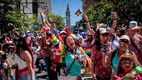 Hunderttausende sind als Pride-Teilnehmer und Zuschauer in San Francisco dabei.