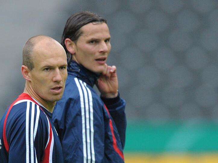 Arjen robben, hier l. neben Daniel van Buyten, kann die Reise nach Köln nicht mitmachen.