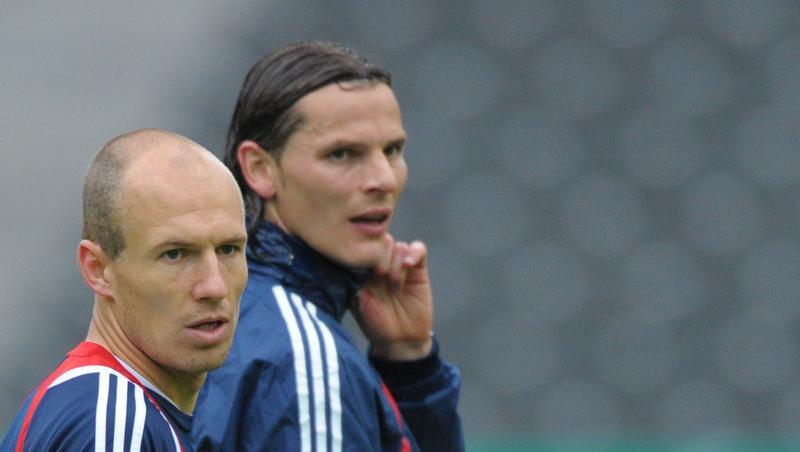Arjen robben, hier l. neben Daniel van Buyten, kann die Reise nach Köln nicht mitmachen. Arjen robben, hier l. neben Daniel van Buyten, kann die Reise nach Köln nicht mitmachen.
