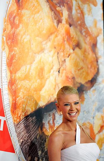 Der vierte Teil des us-amerikanischen Teenie-Klassikers "American Pie" hat in Los Angeles Premiere gefeiert - und Jason Biggs, Tara Reid, Chris Klein, Mena Suvari und Sean William Scott sind alle wieder mit dabei. Der vierte Teil in Original-Besetzung wird im April 2012 auch in Deutschland unter dem Titel "American Reunion - Das Klassentreffen" auf der Leinwand erscheinen. Sehen Sie hier die besten Bilder vom roten Teppich des legendären Chinese Theatres in Hollywood.