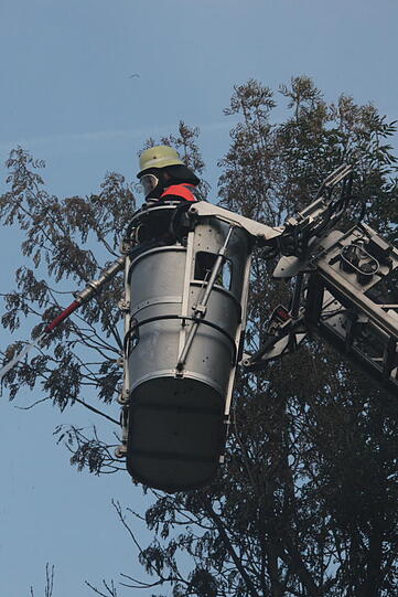 Aufräumarbeiten nach dem Mega-Brand in Heldenstein: Die Feuerwehr kann noch nicht aufatmen und kümmert sich um die Brandruine. Bei dem Feuer ist ein Schaden von etwa einer Million Euro entstanden.