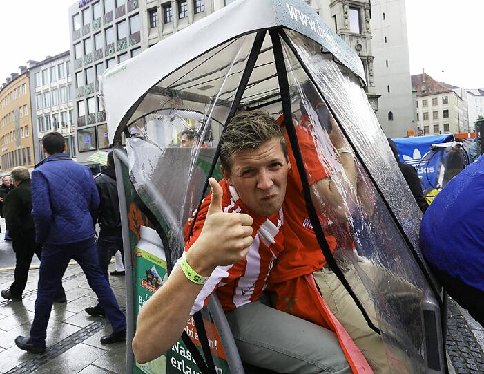 Die Bayernfans sind bereit für einen außergewöhnlichen Fußballabend. Bei brittischem Wetter und bayerischem Bier präsentieren sie die Fans lautstark am Marienplatz. Die besten Bilder.