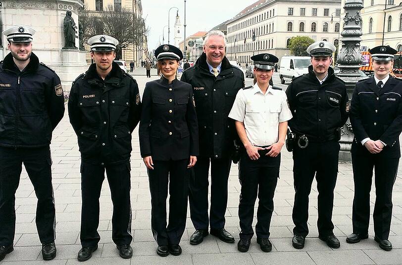 Innenminister Joachim Herrmann und Polizistinnen und Polizisten in München zeigen die neuen möglichen Uniformen für Bayerns Polizei.