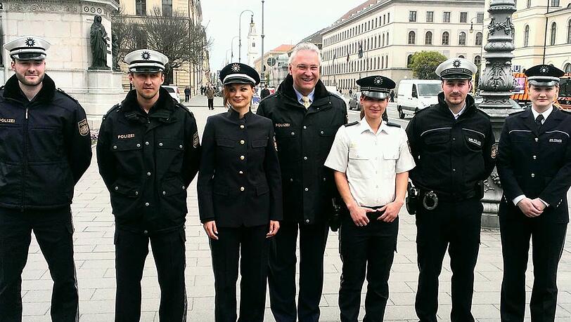 Innenminister Joachim Herrmann und Polizistinnen und Polizisten in München zeigen die neuen möglichen Uniformen für Bayerns Polizei.