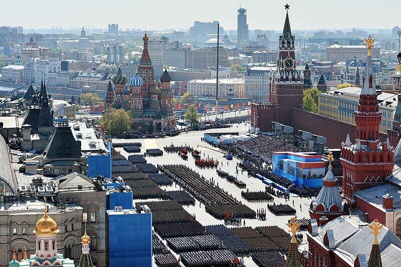 Auf dem Roten Platz in Moskau hat die größte Militärparade der russischen Geschichte begonnen. Zum 70. Jahrestag des Sieges der Sowjetunion über Hitlerdeutschland nahm Kremlchef Wladimir Putin die pompöse Waffenschau ab.