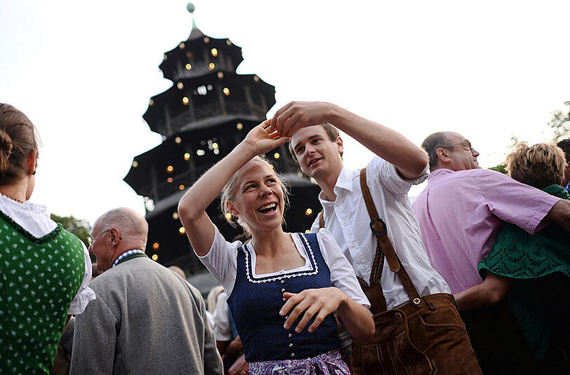 Der Kocherlball am Chinesischen Turm: die schönsten Bilder vom Tanzen im Englischen Garten.
