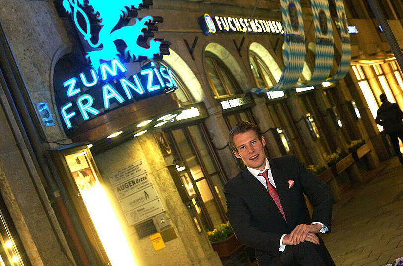 Junior-Wirt Matthias Reinbold vor der Traditionsgaststätte. Der Franziskaner muss wohl einer Shopingmall weichen.