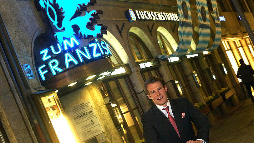 Junior-Wirt Matthias Reinbold vor der Traditionsgaststätte. Der Franziskaner muss wohl einer Shopingmall weichen.