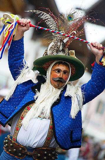 Traditionelle Faschingsfiguren ziehen beim Faschingstreiben durch Mittenwald. Mit viel Lärm sollen nach altem Brauch die bösen Wintergeister ausgetrieben werden.