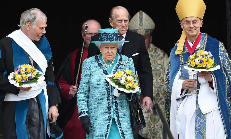 Die Queen feiert den Gründonnerstag mit einer Militärparade und dem traditionellen "Gründonnerstags-Geld". Klicken Sie sich durch die Bilder.