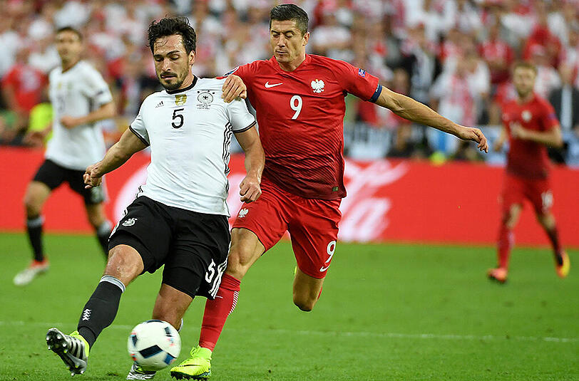 Mats Hummels läuft Robert Lewandowski ab. Der Pole blieb auch im zweiten EM-Spiel ohne Schuss aufs Tor.