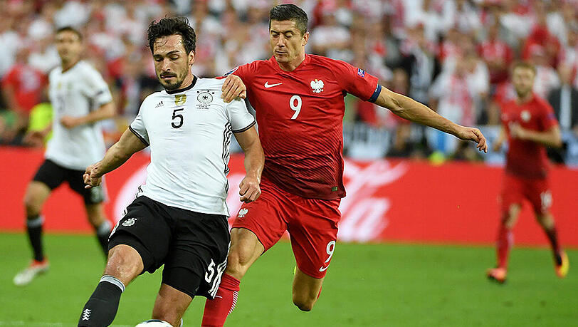 Mats Hummels läuft Robert Lewandowski ab. Der Pole blieb auch im zweiten EM-Spiel ohne Schuss aufs Tor. Mats Hummels läuft Robert Lewandowski ab. Der Pole blieb auch im zweiten EM-Spiel ohne Schuss aufs Tor.