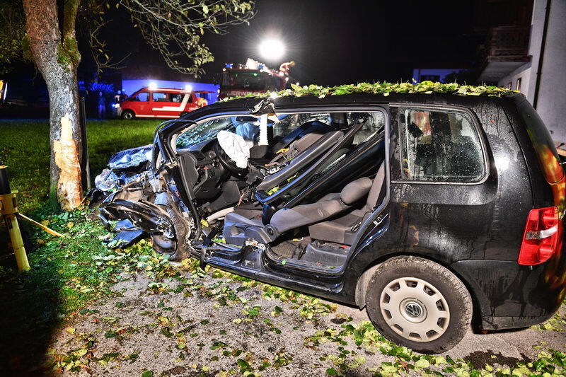 Der junge Autofahrer kam von der Straße ab und prallte gegen eine Baum.