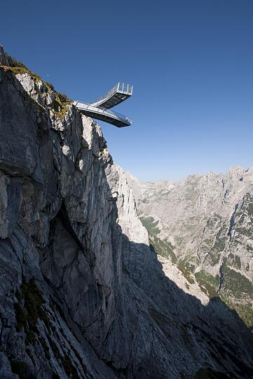Spektakulär ragen die Arme des AlpspiX oberhalb der Garmischer Alpspitzbahn ins Nichts.