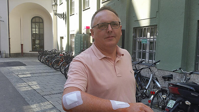 Erwin Gorny zeigt seine Verletzungen nach dem Radlunfall. Erwin Gorny zeigt seine Verletzungen nach dem Radlunfall.
