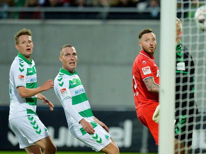 Fürths Paul Jaeckel (l-r), David Raum und Kölns Marco Höger sehen dem Ball hinterher, der zum 0:2 ins Tor geht. Foto: Timm Schamberger