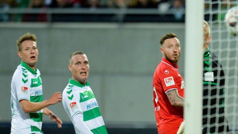 Fürths Paul Jaeckel (l-r), David Raum und Kölns Marco Höger sehen dem Ball hinterher, der zum 0:2 ins Tor geht. Foto: Timm Schamberger Fürths Paul Jaeckel (l-r), David Raum und Kölns Marco Höger sehen dem Ball hinterher, der zum 0:2 ins Tor geht. Foto: Timm Schamberger