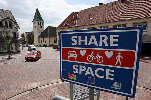 Gemeinsam statt Gegeneinander &ndash; dazu ruft dieses Schild mit dem Schriftzug &bdquo;Raum teilen&ldquo; auf.