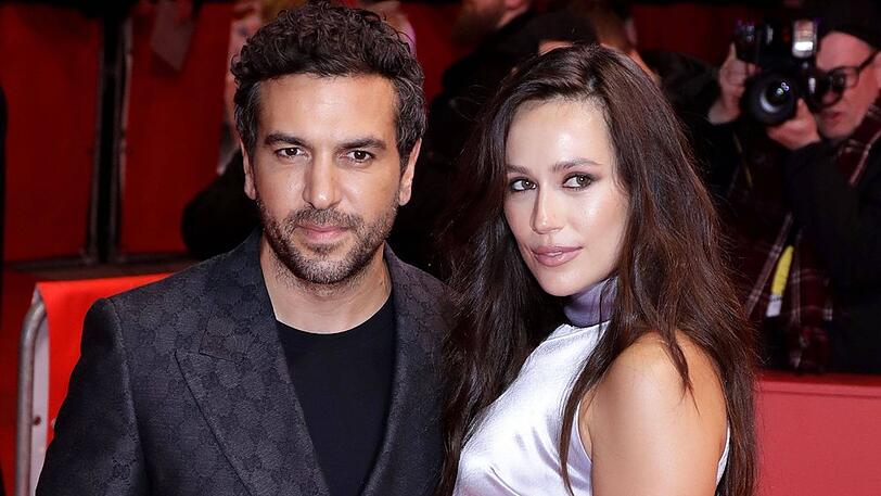 Elyas und Jessica M'Barek feiern im Urlaub.